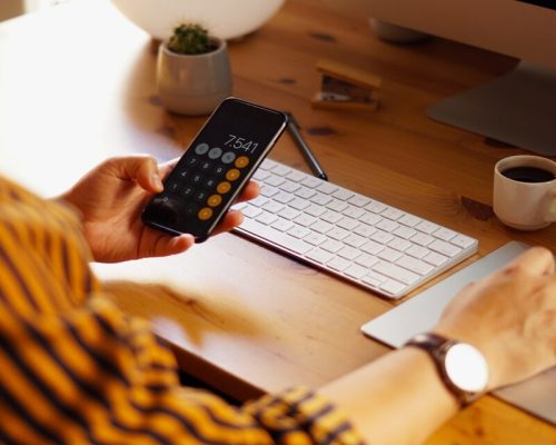 [https___freepicdownloader.com_]-foto-aproximada-de-um-empresario-trabalhando-em-casa-e-fazendo-calculos-large