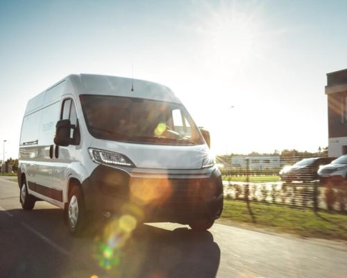 [https___freepicdownloader.com_]-uma-van-branca-com-a-palavra-transport-na-frente-large